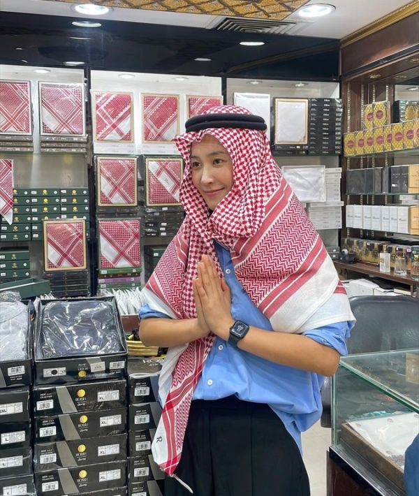 5 Potret Yuri SNSD Kenakan Hijab, Curi Perhatian saat di Arab Saudi